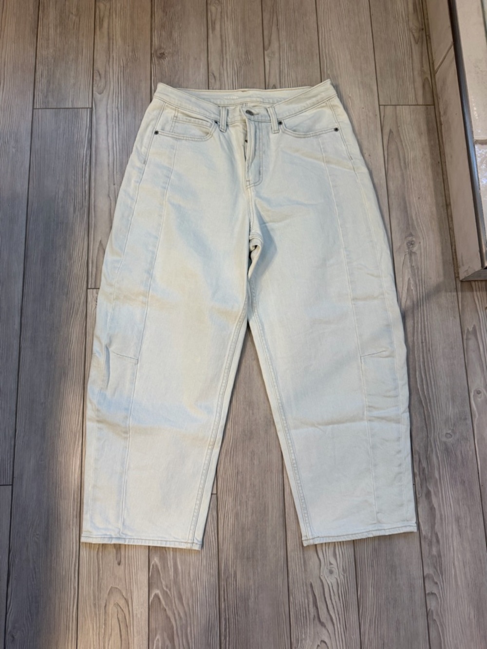 Old Navy barrel leg light denim jeans. Worn twice. Great condition. Size 10